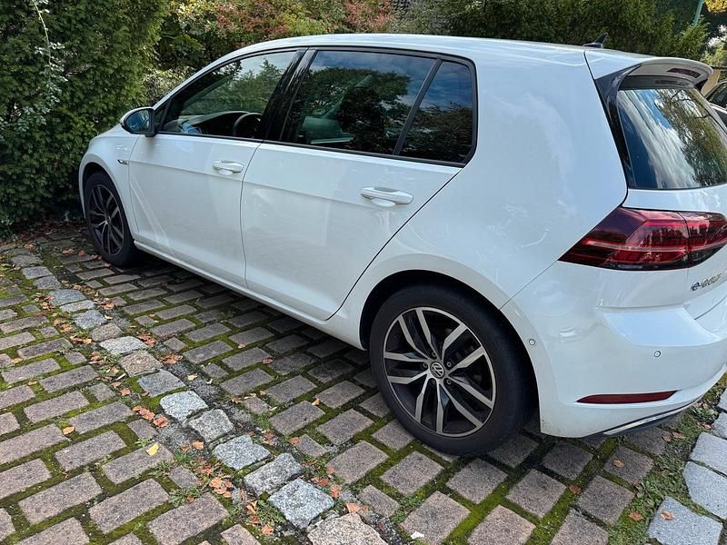 Gebraucht VW e-Golf 100 kW (136 PS) 2019 Weiß Kleinwagen