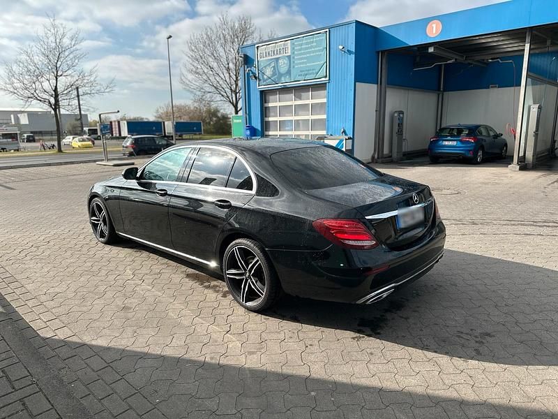 Gebraucht Mercedes E220 194 PS (142 kW) 2018 Schwarz Limousine
