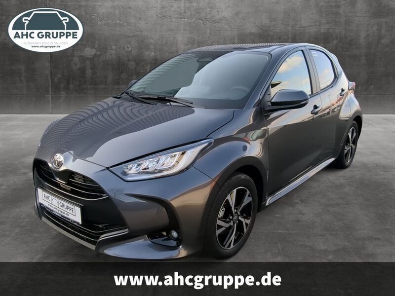 Grau Neu 2025 Toyota Yaris Hybrid Connect Style Limousine | 26.590 € (Fairer Preis) - Bild 1/4