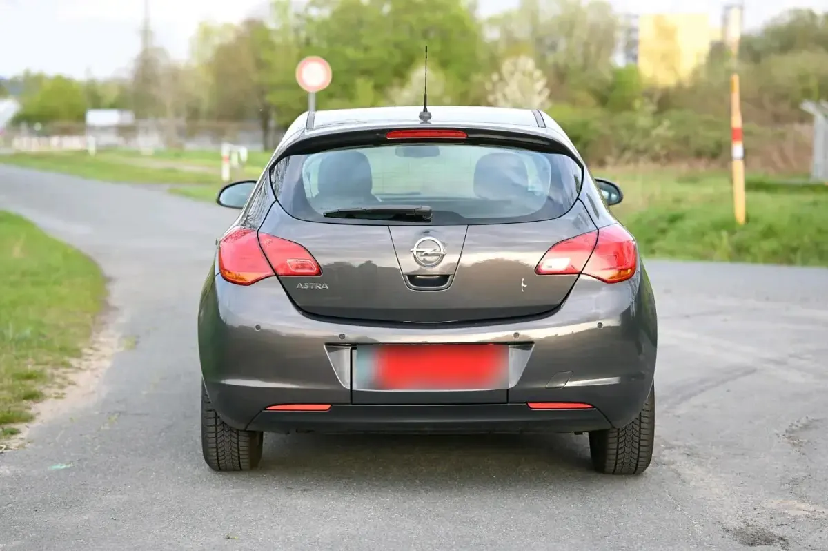 Gebraucht Opel Astra 116 PS (85 kW) 2015 Grau Limousine