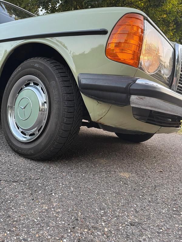 Gebraucht Mercedes 250 129 PS (94 kW) 1978 Grün Limousine