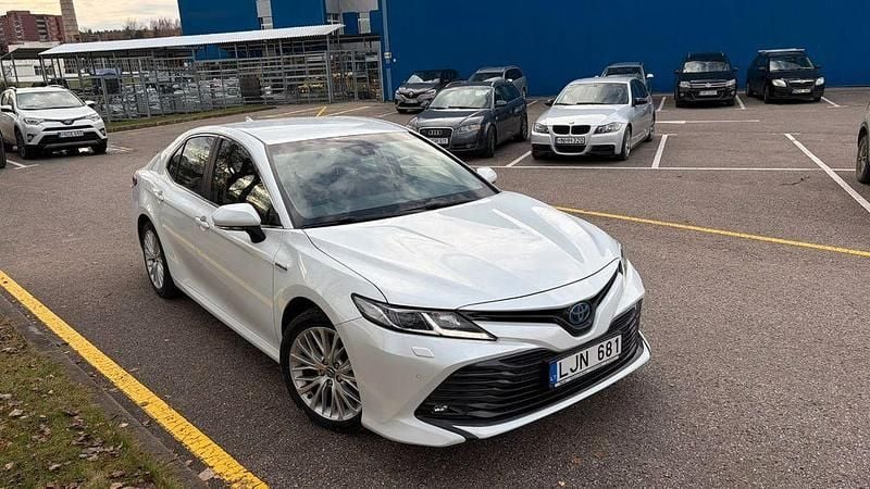 Gebraucht Toyota Camry Luxury 218 PS (160 kW) 2020 Weiß Limousine