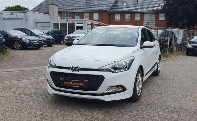 Weiß Gebraucht 2016 Hyundai i20 Passion Kleinwagen | 8.295 € (Fairer Preis) - Bild 1/4