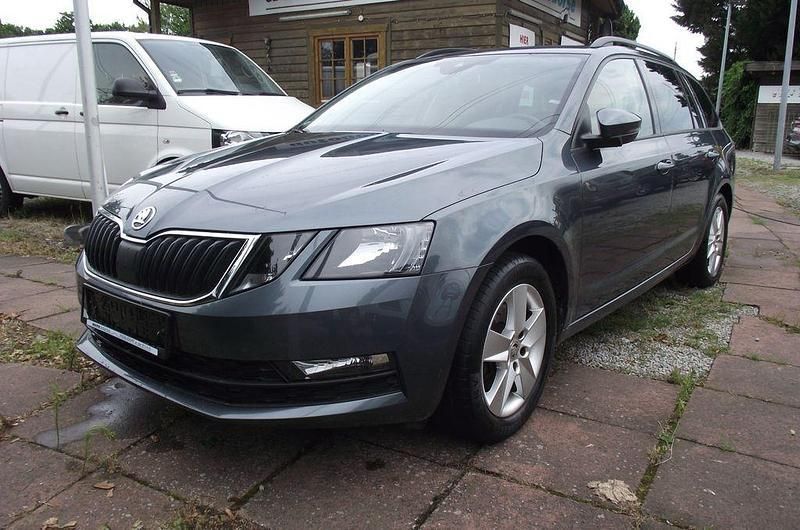 Grau Gebraucht 2020 Skoda Octavia Tour Kombi | 12.400 € (Superpreis) - Bild 1/4