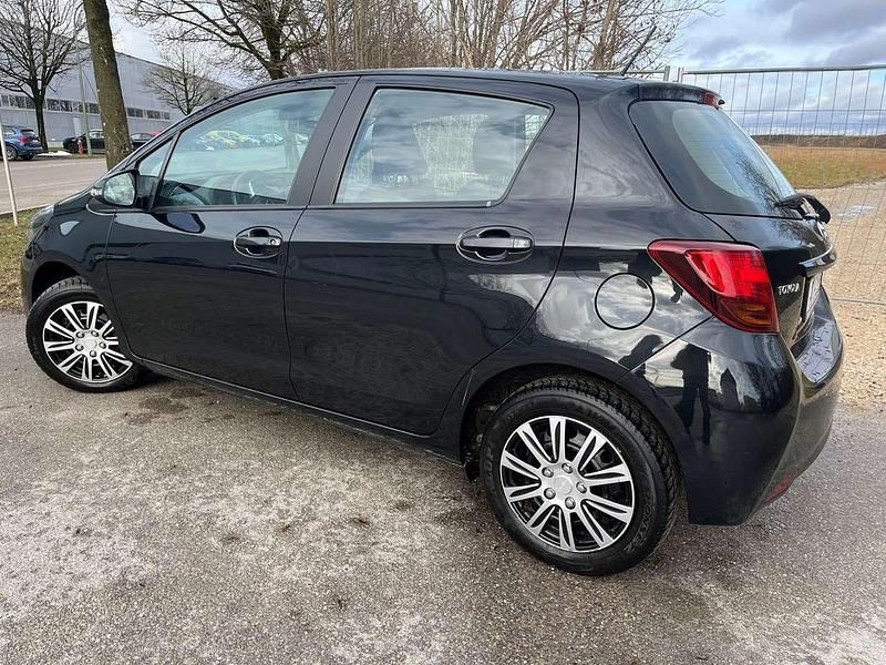 Gebraucht Toyota Yaris 99 PS (72 kW) 2015 Schwarz Kleinwagen