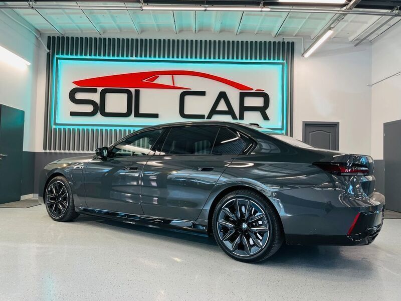 Gebraucht BMW M760e 381 PS (280 kW) 2024 Grau Limousine