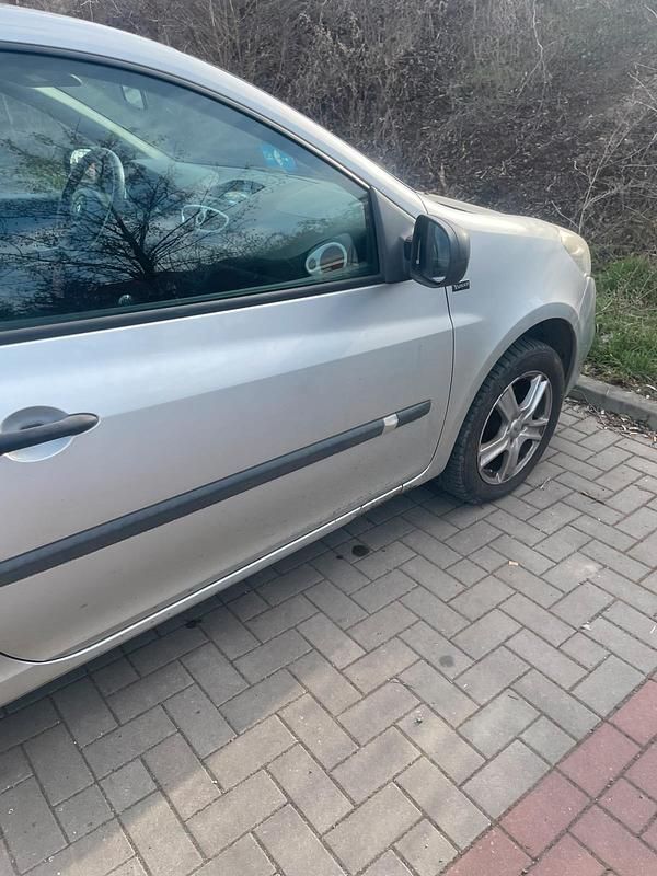 Gebraucht Renault Clio III 75 PS (55 kW) 2012 Grau Kleinwagen