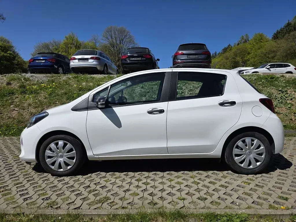 Gebraucht Toyota Yaris Edition 69 PS (50 kW) 2015 Weiß Kleinwagen