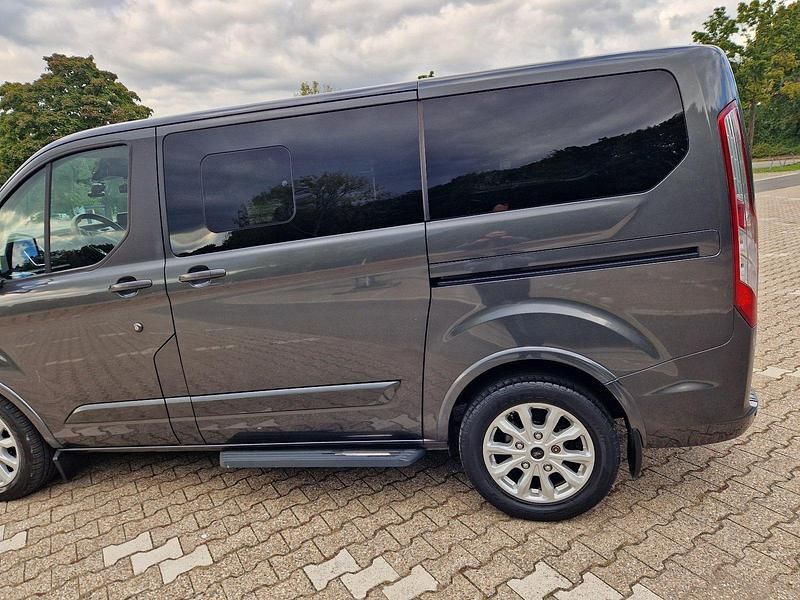 Gebraucht Ford Transit Custom Titanium 131 PS (96 kW) 2018 Grau Van / Kleinbus