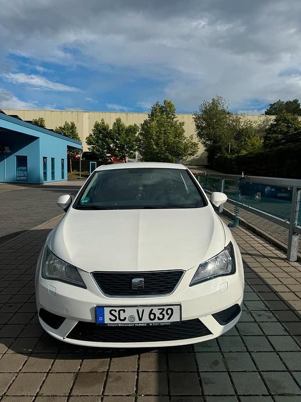 Weiß Gebraucht 2013 Seat Ibiza Kleinwagen | 3.450 € (Fairer Preis) - Bild 1/4