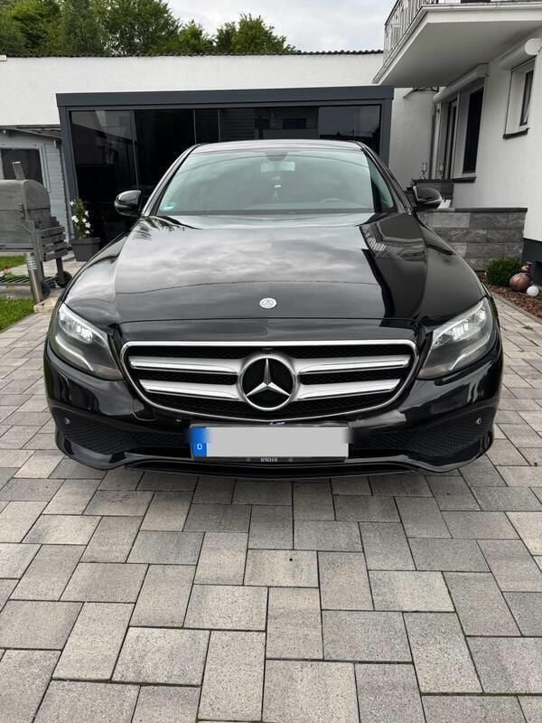 Schwarz Gebraucht 2016 Mercedes E220 Limousine | 16.900 € (Teuer) - Bild 1/4