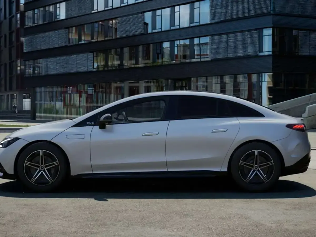 Gebraucht Mercedes EQE350 AMG 214 kW (292 PS) 2025 Metalliclack hightechsilber Limousine
