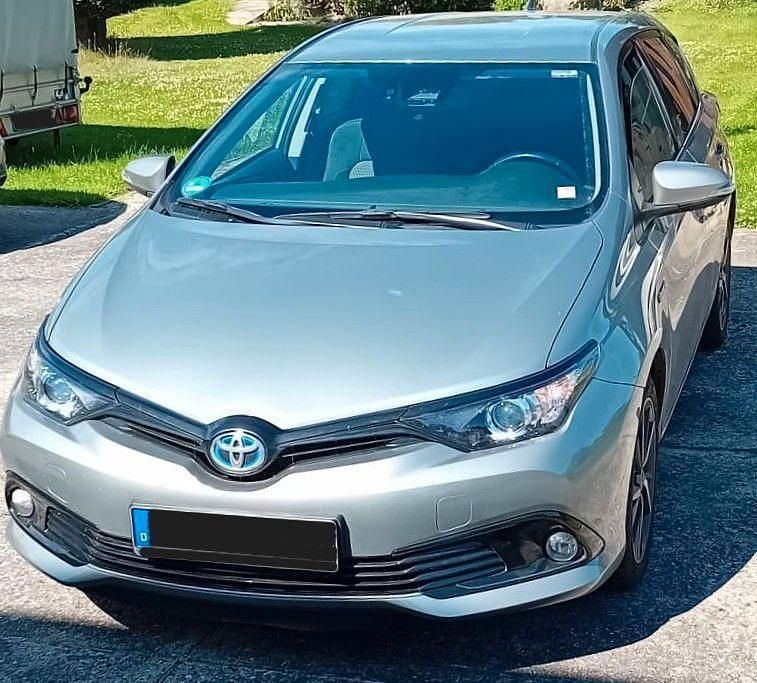 Grau Gebraucht 2018 Toyota Auris Hybrid Team Limousine | 16.200 € (Fairer Preis) - Bild 1/4