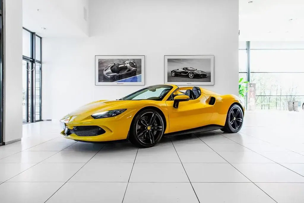 Nouă Ferrari 296 2025 Galben Cabrio
