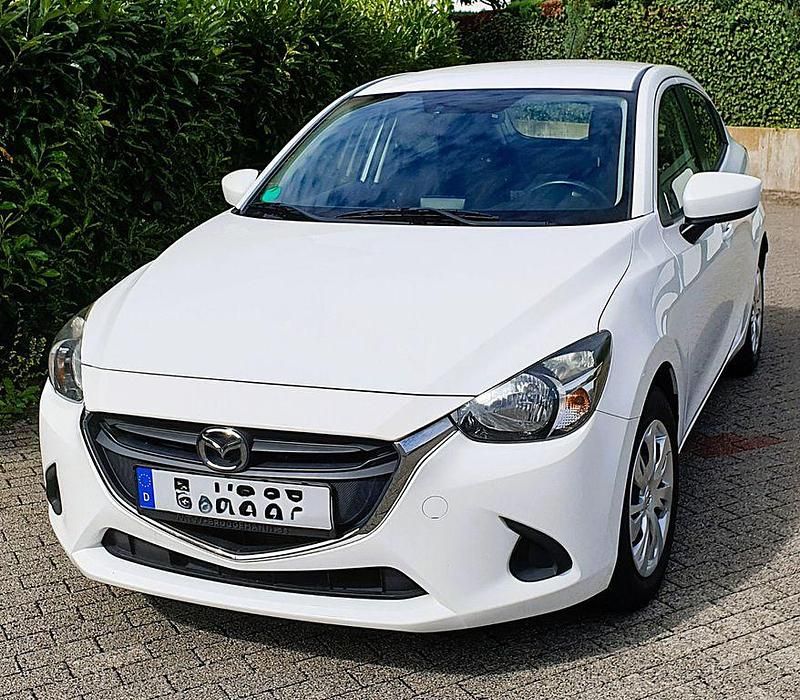 Weiß Gebraucht 2016 Mazda 2 Center-Line Limousine | 10.400 € (Fairer Preis) - Bild 1/4