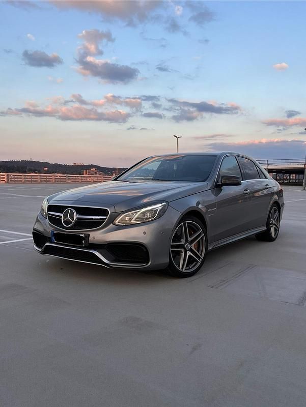 Grau Gebraucht 2014 Mercedes E63 AMG AMG Limousine | 38.400 € (Superpreis) - Bild 1/4