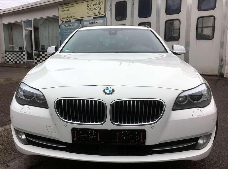 Gebraucht BMW 525 Sport Line 218 PS (160 kW) 2012 Alpinweiss 3 Kombi