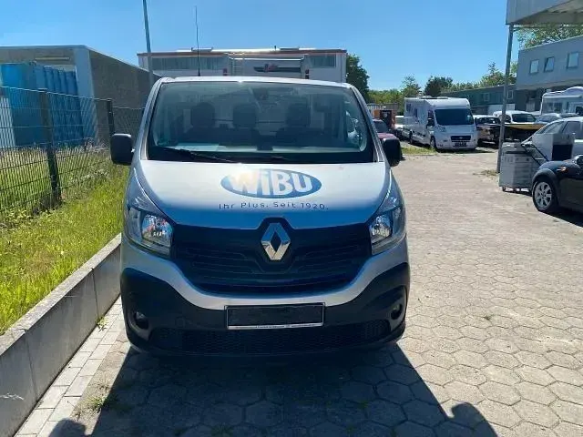 Używany Renault Trafic Komfort 145 KM (106 kW) 2018 Srebrny Minivan