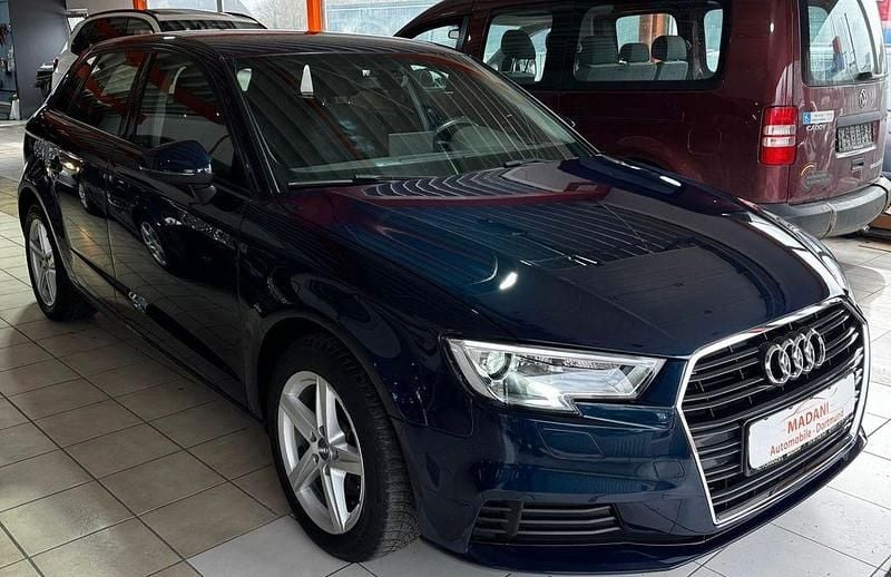 Gebraucht Audi A3 Basis 116 PS (85 kW) 2020 Blau Limousine