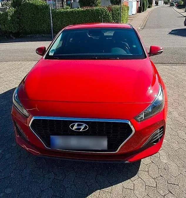 Gebraucht Hyundai i30 120 PS (88 kW) 2018 Rot Limousine