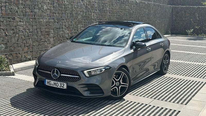 Grau Gebraucht 2020 Mercedes A250 AMG Limousine | 31.000 € (Etwas zu teuer) - Bild 1/4
