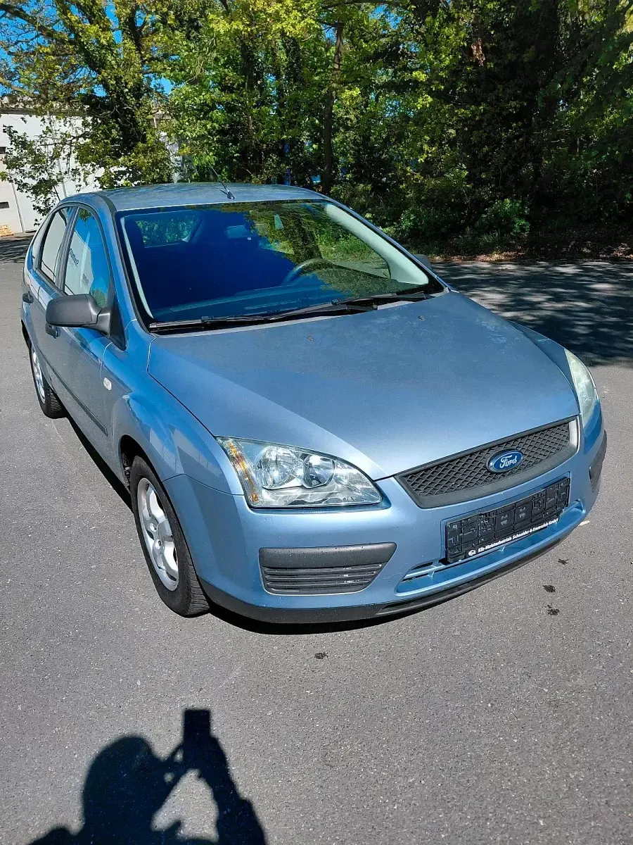 Second-hand Ford Focus 115 CP (84 kW) 2005 Albastru Hatchback