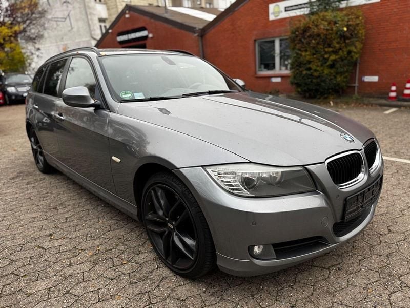 Grau Gebraucht 2012 BMW 318 Comfort Edition Kombi | 3.900 € (Guter Preis) - Bild 1/4