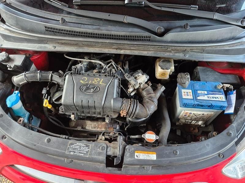 Gebraucht Hyundai i10 Edition 69 PS (50 kW) 2012 Rot Kleinwagen