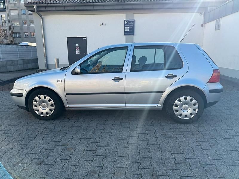 Silber Gebraucht 2002 VW Golf IV Kleinwagen | 1.999 € (Guter Preis) - Bild 1/4