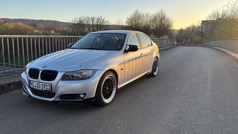 Gebraucht BMW 320 163 PS (119 kW) 2010 Silber Limousine