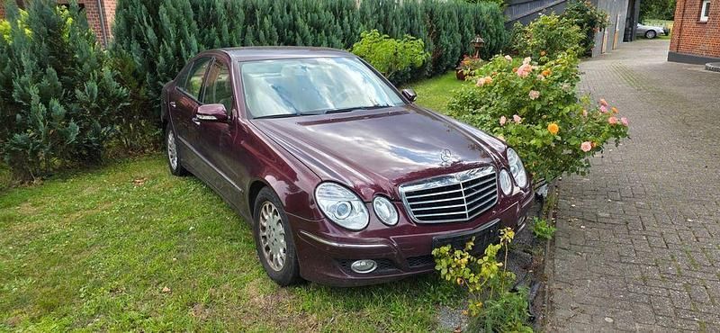 Rot Gebraucht 2007 Mercedes E200 Elegance Limousine | 5.990 € (Fairer Preis) - Bild 1/4