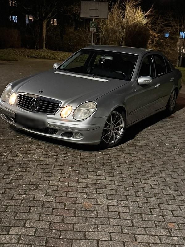 Silber Gebraucht 2003 Mercedes E220 Limousine | 3.200 € - Bild 1/4