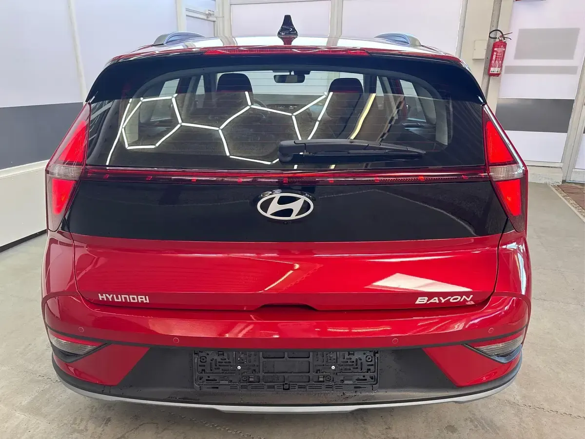 Neu Hyundai Bayon Life 99 PS (72 kW) 2025 Dragon red wr7 SUV