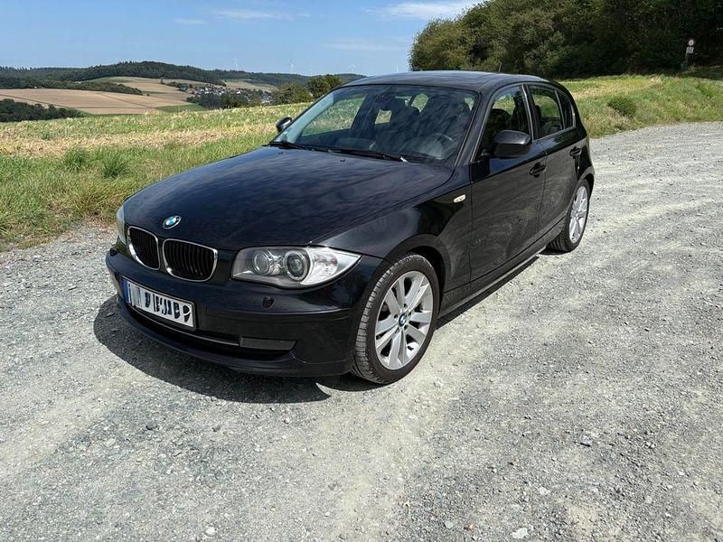 Schwarz Gebraucht 2011 BMW 123 Kleinwagen | 5.750 € (Fairer Preis) - Bild 1/4