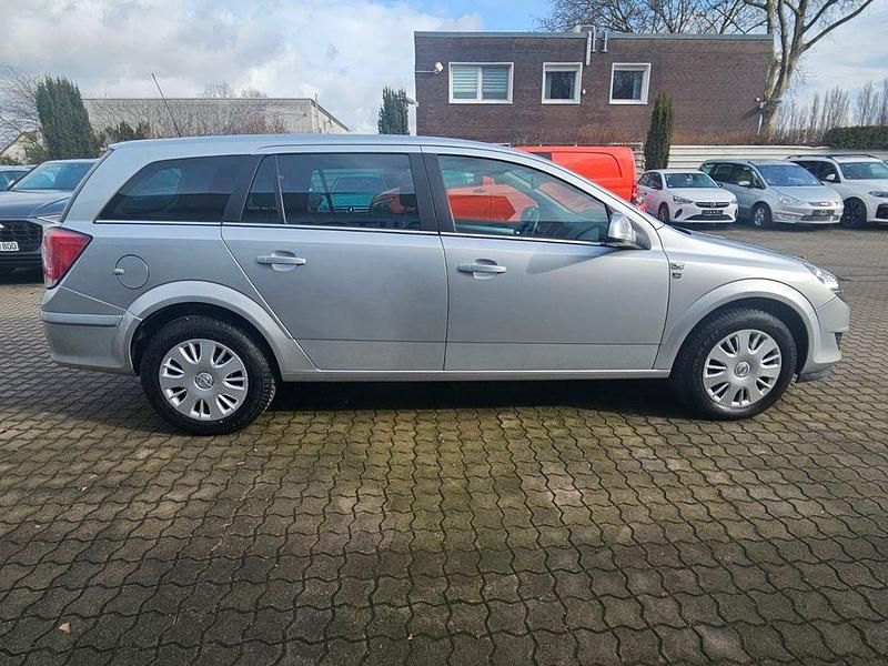 Gebraucht Opel Astra Edition 140 PS (102 kW) 2010 Grau Limousine