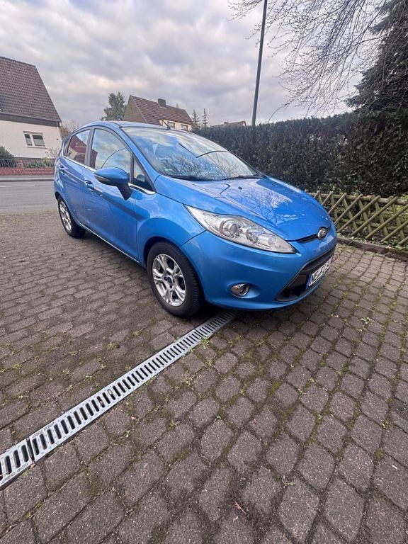 Gebraucht Ford Fiesta Titanium 90 PS (66 kW) 2010 Blau Kleinwagen