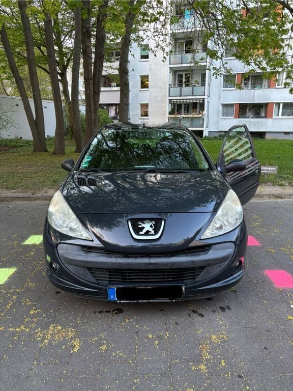Grau Gebraucht 2010 Peugeot 206+ Kleinwagen | 2.300 € (Guter Preis) - Bild 1/4