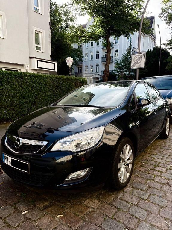 Schwarz Gebraucht 2012 Opel Astra Limousine | 5.050 € (Fairer Preis) - Bild 1/4
