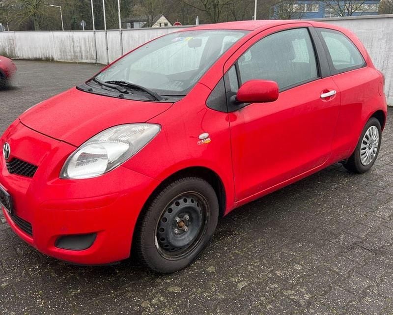 Gebraucht Toyota Yaris Cool 69 PS (50 kW) 2011 Rot Kleinwagen