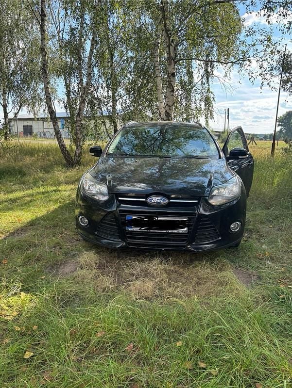 Schwarz Gebraucht 2012 Ford Focus Kombi | 3.200 € (Fairer Preis) - Bild 1/4