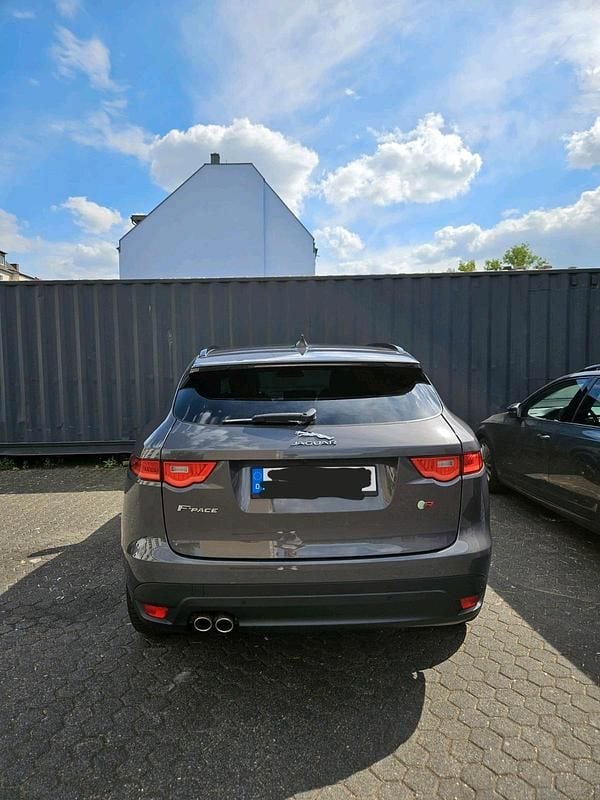 Grau Gebraucht 2017 Jaguar F-Pace R-Sport SUV | 16.900 € (Fairer Preis) - Bild 1/4