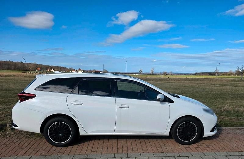Gebraucht Toyota Auris 111 PS (81 kW) 2015 Weiß Kombi