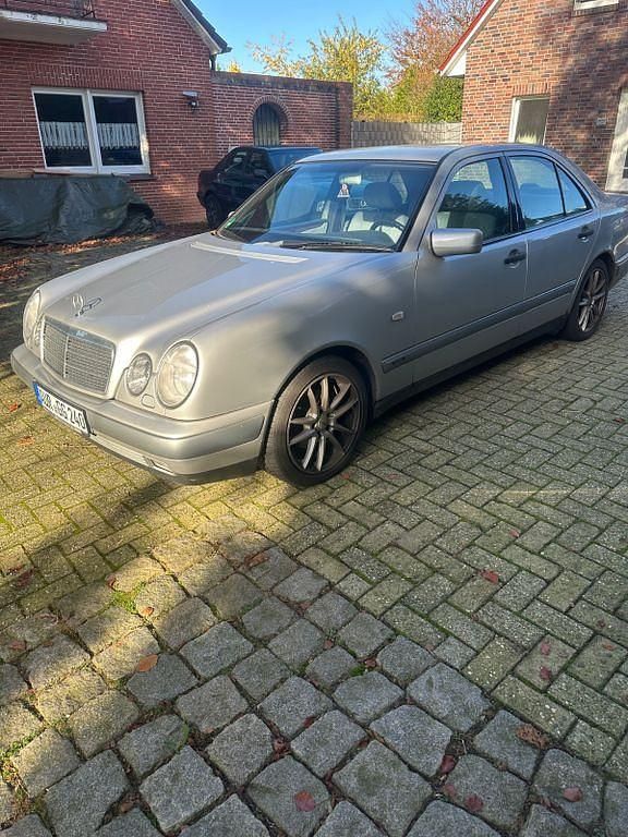 Silber Gebraucht 1998 Mercedes 240 Limousine | 9.444 € - Bild 1/4
