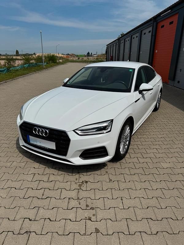 Weiß Gebraucht 2019 Audi A5 Sportback Sport Limousine | 22.250 € (Guter Preis) - Bild 1/4