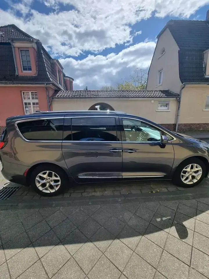 Usado Chrysler Pacifica Touring 287 CV (211 kW) 2019 Gris Familiar