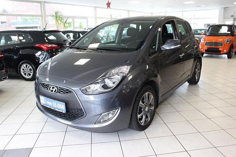 Grau Gebraucht 2016 Hyundai ix20 Van / Kleinbus | 8.999 € (Fairer Preis) - Bild 1/4