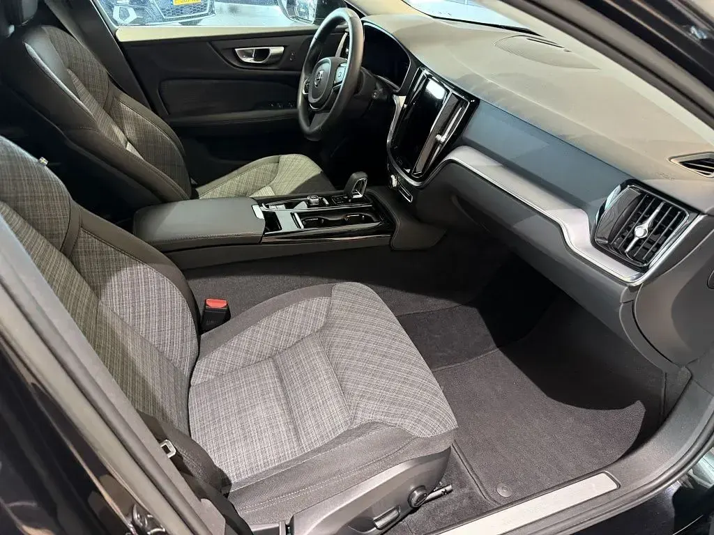 Gebraucht Volvo V60 253 PS (186 kW) 2023 Schwarz Kombi