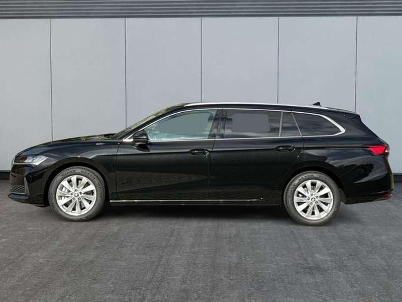 Neu Skoda Superb Selection 193 PS (141 kW) 2025 Onyxschwarz metallic Kombi