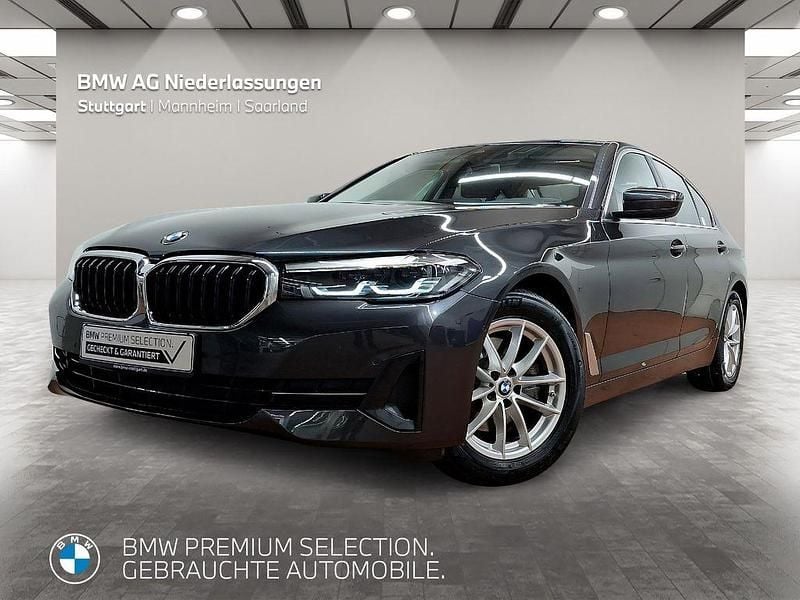 Grau Gebraucht 2021 BMW 520 Sport Line Limousine | 29.301 € (Superpreis) - Bild 1/4