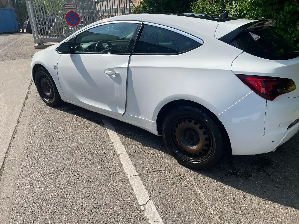 Gebraucht Opel Astra GTC 140 PS (102 kW) 2012 Weiß Coupé